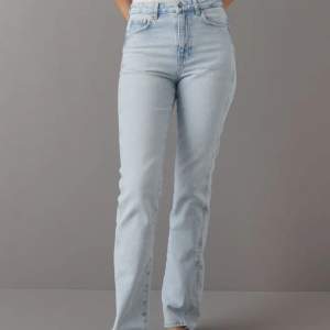 High straight jeans från Gina tricot i storlek 34  Säljer pga för små  Använda vid två tillfällen, köptes för 499kr 🤍 säljer de för 100kr 