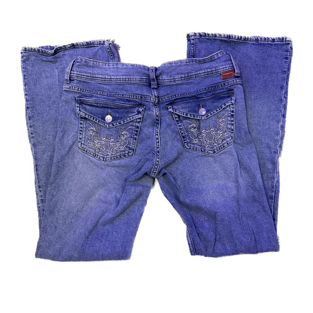Washed low waisted flare jeans. Knappt använd. Pris kan diskuteras . Jeans & Byxor.