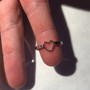 Hjärt-ring  - En silvrig superfin hjärtring! Hålet är ca 1,7cm stort :) 