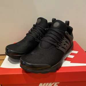 Nike presto - Säljer mina Nike presto som är köpta för en månad sedan i Uppsala för 1499kr.  Det är storlek 42,5 men passar även 43.