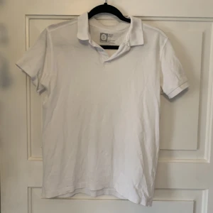 piké  - vit pikétröja, använd någon enstaka gång så i bra skick, skriv vid frågor 🫶🏻