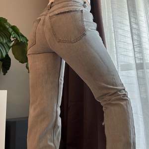 Säljer mina low straight jeans från Gina!! Dom sitter true to size och är tillräckligt långa i benen för mig som är 180! Använda med omsorg så de är i mycket fint skick 🫶🏻🧚🏻