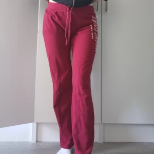 Hollister mjukisbyxor - Strl S, passar även mig som har xs i vanliga fall men sitter ganska loose då. 200kr inkl frakt