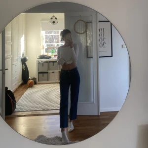 Blåa jeans  - Säljer dessa mörk blåa jeans. Jag är 169 och dem är för korta för mig.🤍