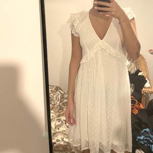 Säljer denna fina vita klänning från Vila. Perfekt till t.ex. studenten😍 Storlek 36 Helt oanvänd endast provad, lappar sitter kvar. Köpte för 399kr säljer för 299kr❤️