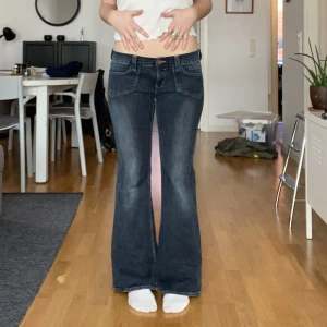 Lågmidjade flare vintage jeans - Jätte snygga lowwasted utsvängda jeans! Y2k style. Storlek 38. 80cm runt midjan, Innerbenslängd 73. Jag är 164cm lång. I nyskick utan fläckar, hål eller defekter!👐🏽