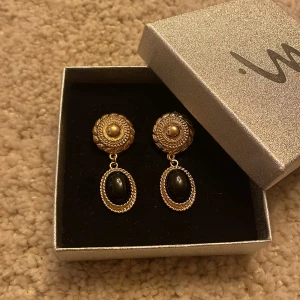 Guld-svarta örhängen - Medellängd!