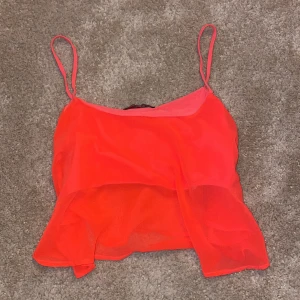Neonrosa topp - Neonrosa topp från Behrska. Strechigt material med topp under ett lager av mesh