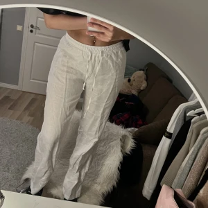 Linnebyxor - Säljer nu dessa linnebyxor från madlady, bra skick, storlek XS. Säljer för 350kr + frakt🫶 jag är 1.72 