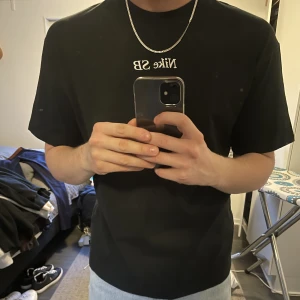 Nike SB - Oversized t-shirt OCH h&m zip ip - Säljer denna t-shirt från Nike SB! Den är helt oanvänd, så nyskick!!! Mycket snygg till sommaren. storlek m, passar L. OCH en H&M zip hoodie!