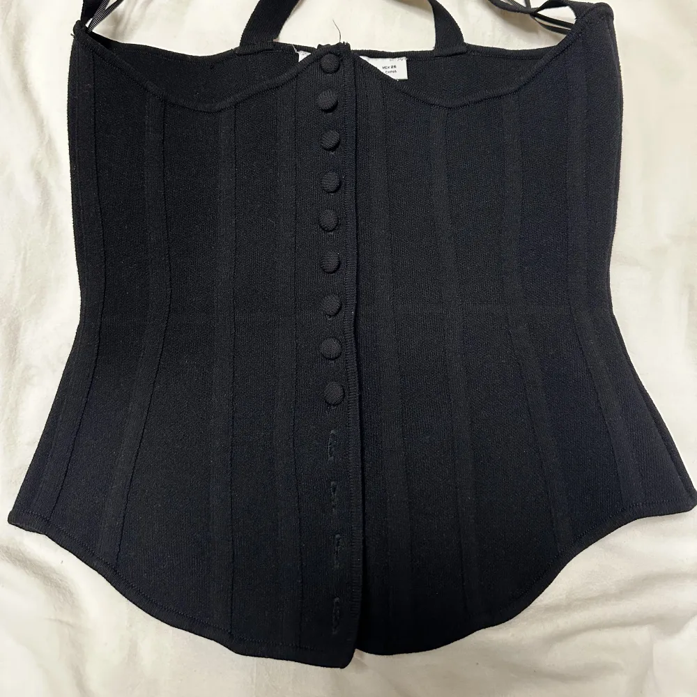 Säljer denna svarta corsetten ifrån zara. Den sitter tajt på och slutar vid bröstet men man kan ha den över brösten också. Använd ett par gånger och köpt för 1 år sen från zara. Passar på XS/S. Toppar.