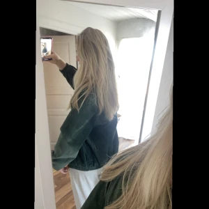 Grön vårjacka  - En superfin vårjacka som sitter lite overzised med material i mocca 