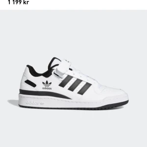 Adidas forum Svart - Säljer mina forums. I fint skick!. Snörena blir lita slitna av kardborren men det är ju enkelt ifall man vill byta😍tvättat innan jag skickar!