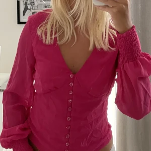 Cerise blus från H&M - Säljer denna då den inte kommer till användning 