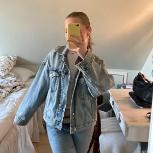 Jeansjacka  - Skitsnygg oversized ljus jeansjacka köpt på h&m. Köptes förra året och användes knappt, därav är den i mycket bra skick😚✨