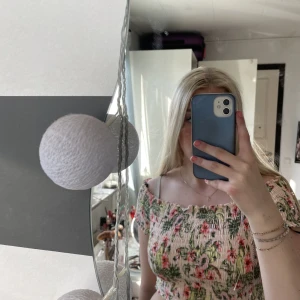 topp - blommig topp ifrån h&m. storlek m men passar mig som vanligtvis har s. tror den passar i storlekarna s-l. 💗