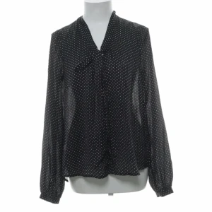 Prickig knytblus - Snygg svart vit knytblus med prickar! Helt oanvänd och i bra skick