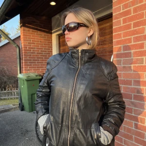 Läder jacka - Trendig äkta läderjacka jacka köpt secondhand för 400, säljer för 175,  lite sliten vid muddar, och på höger ficka. Men ändå relativt gott skick, säljer då jag har två liknande!❤️ Fråga gärna för ytterligare bilder!