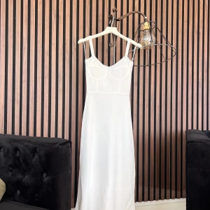 Klänning  - Superfin vit klänning från chiquelle! Sitter som en smäck! Tight och snygg mot kroppen