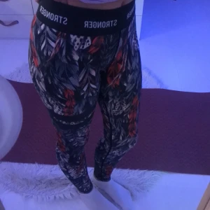 Fina Stronger byxor i storlek xs-xxs  - Fint skick men har ett jätte litet hår på rumpan men det syns knapp arnas kan man vara du igen det!💕