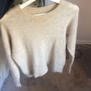 stickad tröja (intressekoll!!!) - Stickad tröja från vera moda, använd ett par gånger och kan anses en aning nopprig men är ändå jätte fin! Säljer för att jag har en liknande❤️