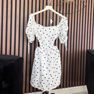 Klänning - Supergullig klänning. Aldrig använd. Öppna sidor och där bak! 