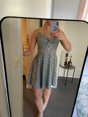 Söt sommarklänning  - Fin kort klänning i härlig grön färg, stretch baktill i form av resor, samt enkel att justera med snörning bak! Superskönt material 🌸   Jag är ca 160cm lång för referens!