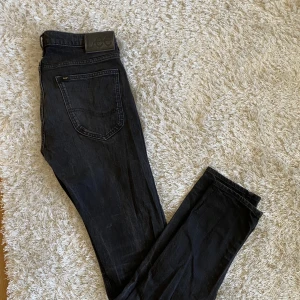 Lee jeans - Luke är en jeansmodell i Tapered Fit. Låg midja, smal passform över låren och insydda från knäna ned till vristerna för en trendig och smal siluett. Jeansen har bra stretch för komfort och rörlighet. 