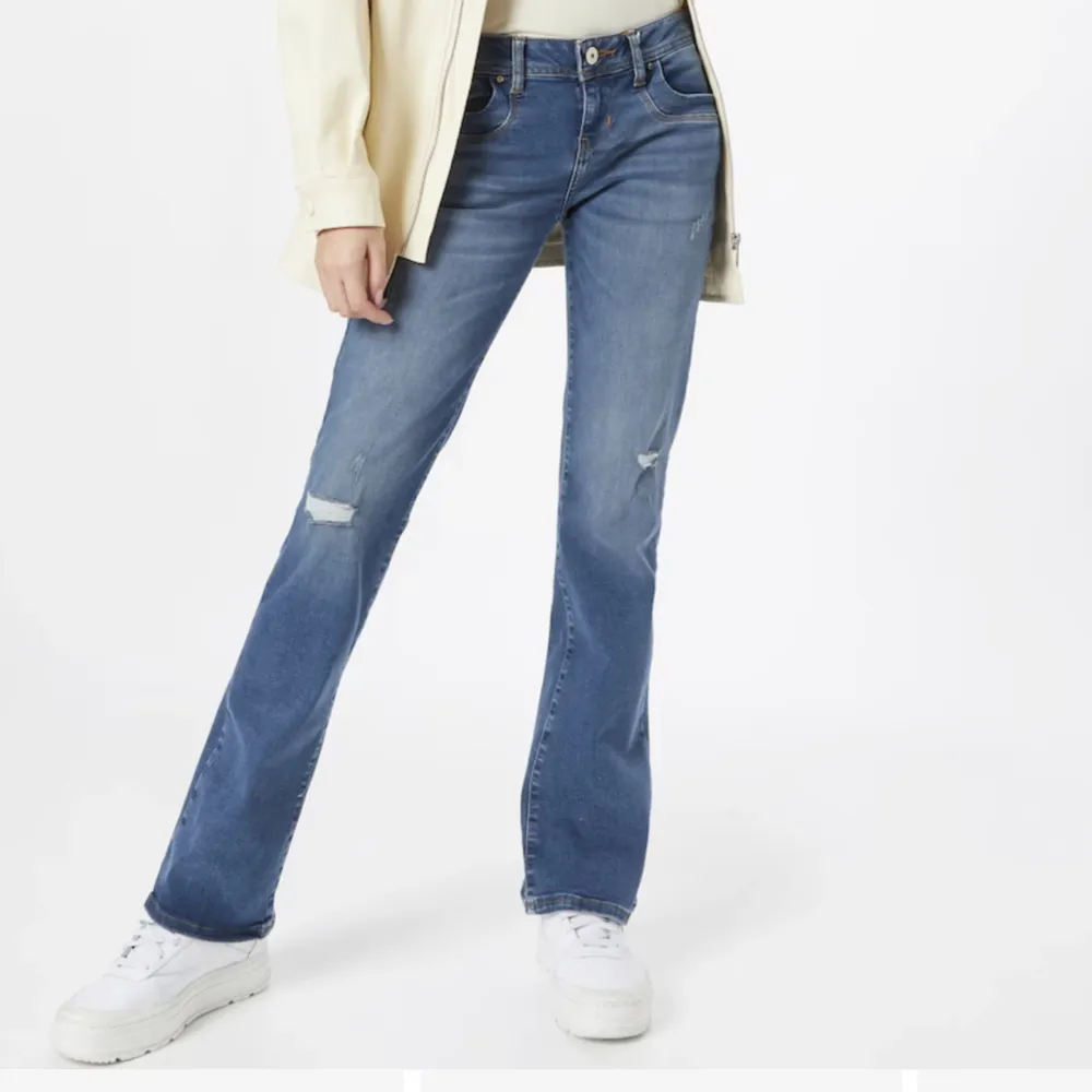Säljer mina jeans från ltb modell valerie❤️ sjukt snygga med slitningar och hål vid knät💗köpt för 800 mitt pris 400. Jeans & Byxor.