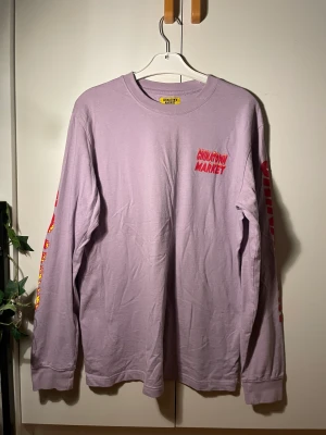 Långärmad t-shirt - Perfekt för sommaren. Säljer då jag inte använder den längre. Använd men i fint skick. Köparen står för frakten!