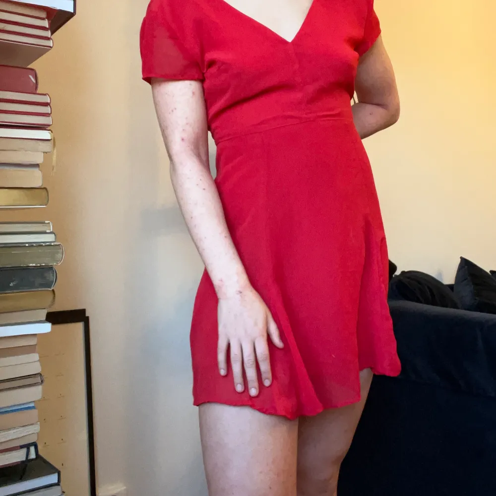 Röd sommarklänning från BikBok!❤️ Var min favoritklänning - passar många tillfällen men säljer då den blivit för liten. Älskar att den faller så fint över benen och har perfekt längd (jag är 165cm). Använd men i mycket fint skick!. Klänningar.