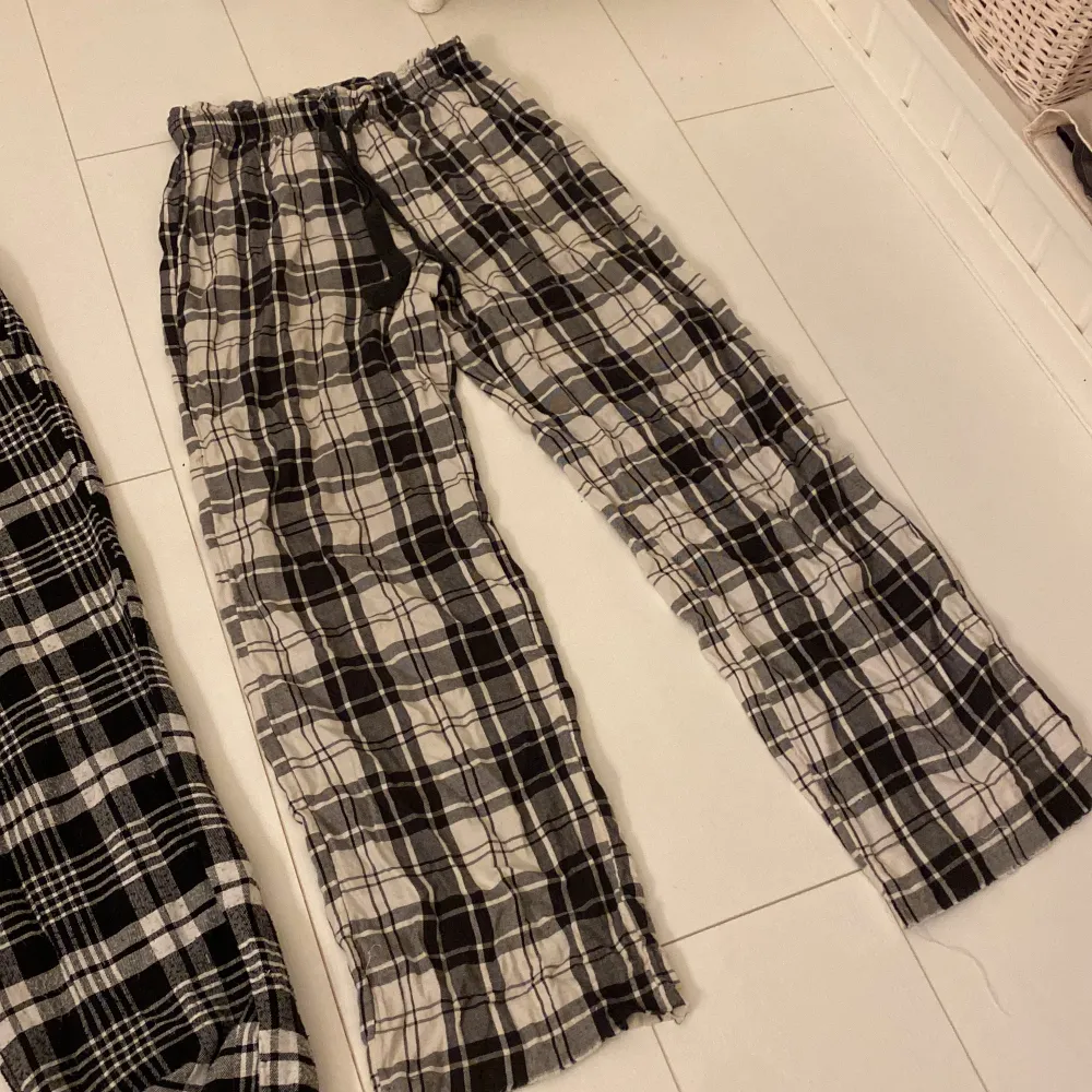 Säljer nu dessa två olika pyjamasbyxor, dom vit/svarta med snöre är xs/s och dom svart/vita utan snöre än S/M.. inga fläckar eller hål🤍säljer båda för 290kr eller 150kr st🤍hör av er vid frågor osv🤍. Jeans & Byxor.