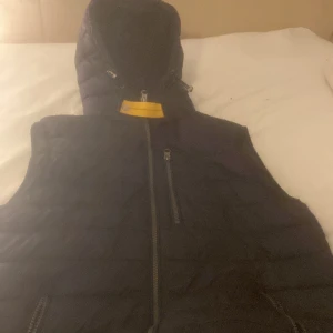 Parajumper väst  - Säljer min parajumper väst pågrund av att den är för liten för mig. Västen är i gott skick men har något hål. Storlek s