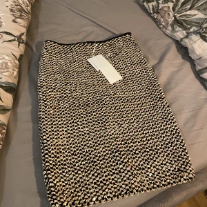 Paljettkjol  - Jättefin helt oanvänd kjol från Vila i storlek M (passar mig som har S/XS i vanliga fall). Den har guldiga paljetter som glänser superfint!✨💕 Perfekta festkjolen 😫💖 Säljer då den aldrig riktigt kommit till användning. Skriv för bilder på🙃