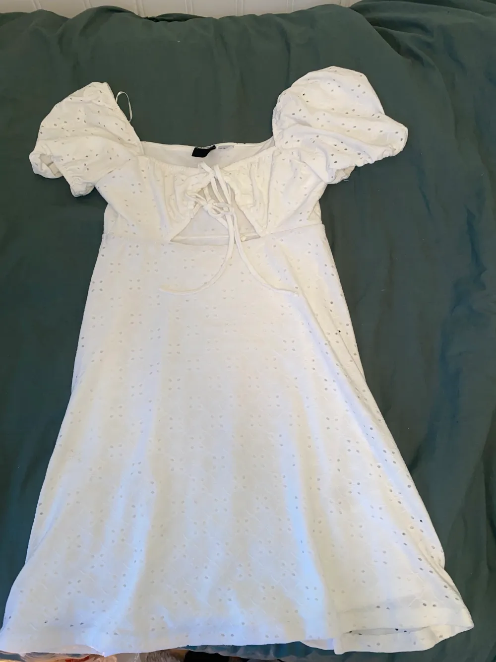 En vit klänning från h&m använt en gång men tyckte den inte satt bra på mig! . Klänningar.