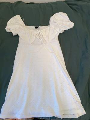 En vit klänning från h&m använt en gång men tyckte den inte satt bra på mig! 
