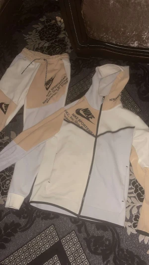  min Nike tech dress  - Säljer min Nike tech dress tröjan storlek m och byxorna storlek s de är i ny skick säljer endast för 999 kr