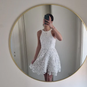 Vit klänning  - Vit jättefin klänning. Använd en gång på en skolavslutning. Går hela vägen upp i bak men nådde inte att dra upp dragkedjan själv. Satin på insidan.