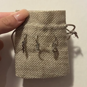 Örhängen  - 3 st för 50kr Frakt 15kr 
