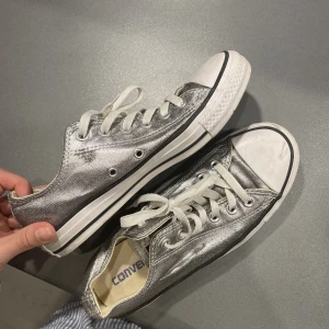Glittriga converse - Silverglittriga converse i strl: 39, näst intill oanvända!!💗 150kr plus frakt