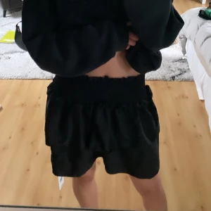 Volang kjol - Säljer denna helt oanvända volangkjol. Prislappen är kvar. Skriv vid intresse och köparen står för frakten ❤️