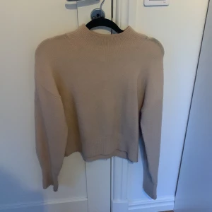 Stickad tröja.  - Jättefin tröja i skönt material! Köpt på & other storys för 499kr. Använt endast en gång. Säljer då den är lite liten för mig. Pris kan diskuteras 