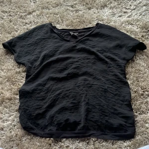 T-shirt - Fin v-ringad T-shirt från Lindex. Knappt använd!