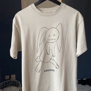 Graphic tee - En graphic tee i vintagestil i strl M. Plagget är i mycket bra skick, avvikelser saknas. Plaggets passform är avslappnad. Hör av dig vid intresse!