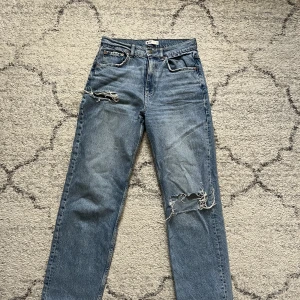 Raka jeans - Säljer dessa gina jeans då det blivigt för små för mig. Dom är i använt skick men inga skavanker eller något som syns på dom! Pris kan diskuteras.