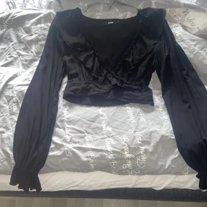 Svart blus - Svart blus från bikbok. Bra kvalite lite dkrynklig på bilden bara ❤️