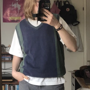 Snygg sweatervest! - En assnygg grön och lila sweatervest i bra material. Köpt second hand men får tyvvär ingen användning för den.