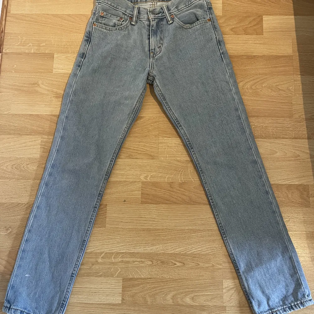 Säljer mina ljusblåa Levi’s jeans som jag köpte här på plick. Säljer pga för liten storlek. Hör av er vid fler frågor. Jeans & Byxor.