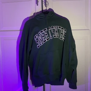 Hoddie - Hoddie från junkjard i nyskick ordinarie pris 800kr