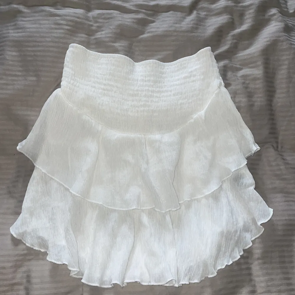 Hej! Säljer min vita volang kjol! Köpt ifrån Zalando och är i fint skick! Den kommer aldrig till användning därav säljer jag den nu . Kjolar.
